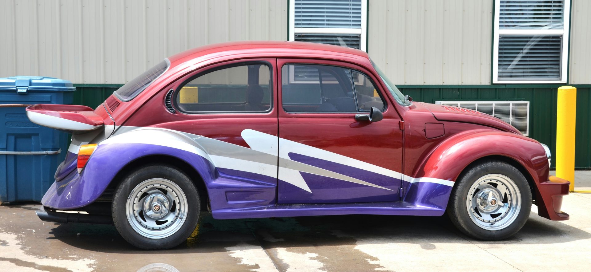 Ein individuell gestalteter Käfer mit einer coolen Lackierung.